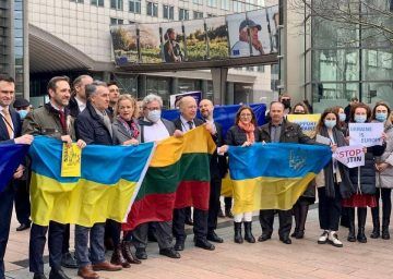 Promote Ukraine Co-Initiates #StandWithUkraine Action in Front of European Parliament