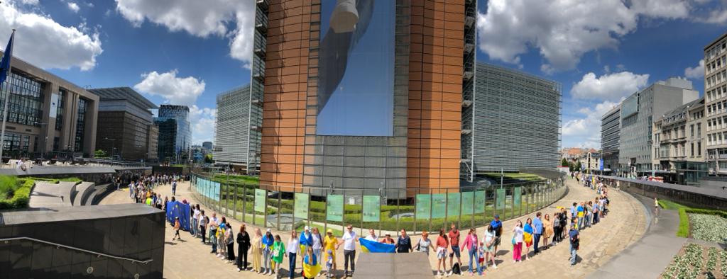 More than 1000 People with Ukrainian Flags “Embraced” European Commission as One of the Symbols of European-Ukrainian Unity