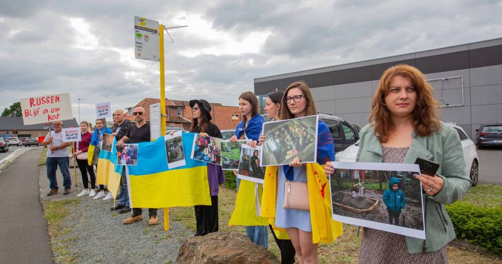 Tiental actievoerders verzamelt aan Russische supermarkt Mere in Opwijk