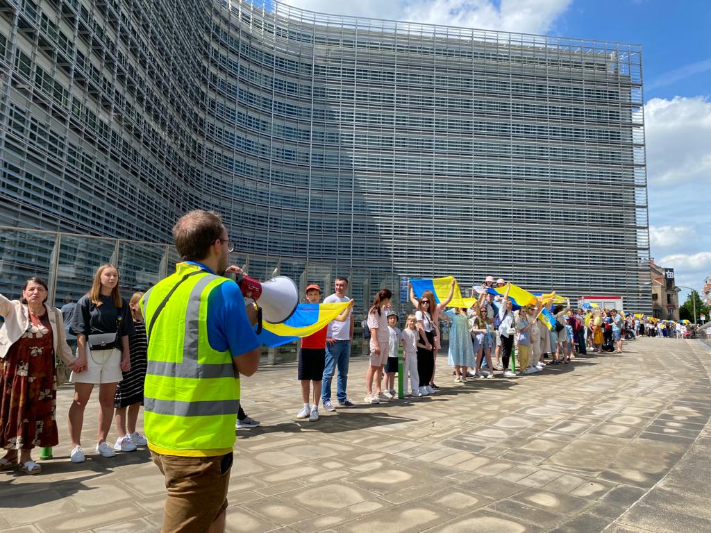 1,000 Ukraine Activists Form Human Chain around European Commission