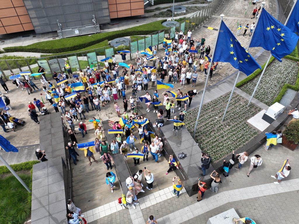 Brussels Times: 1,000 Ukraine Activists Form Human Chain Around European Commission