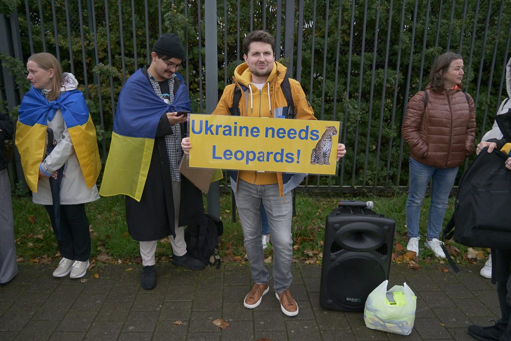 500 Ukrainians and Europeans Demand Weapons for Ukraine During NATO Ministers of Defence Meeting
