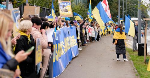 Hundreds of Ukrainians Protest Outside of NATO Headquarters, Call for Weapons – writes Vision Times