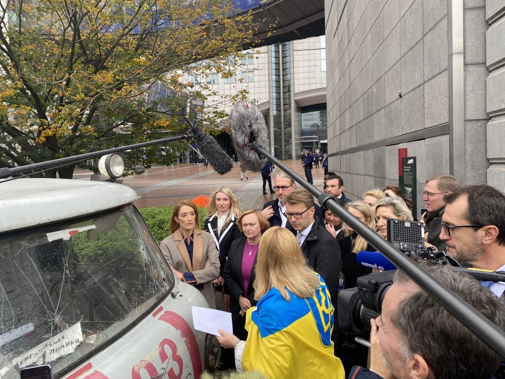 Інавгурація розстріляної швидкої допомоги з України біля Європейського Парламенту