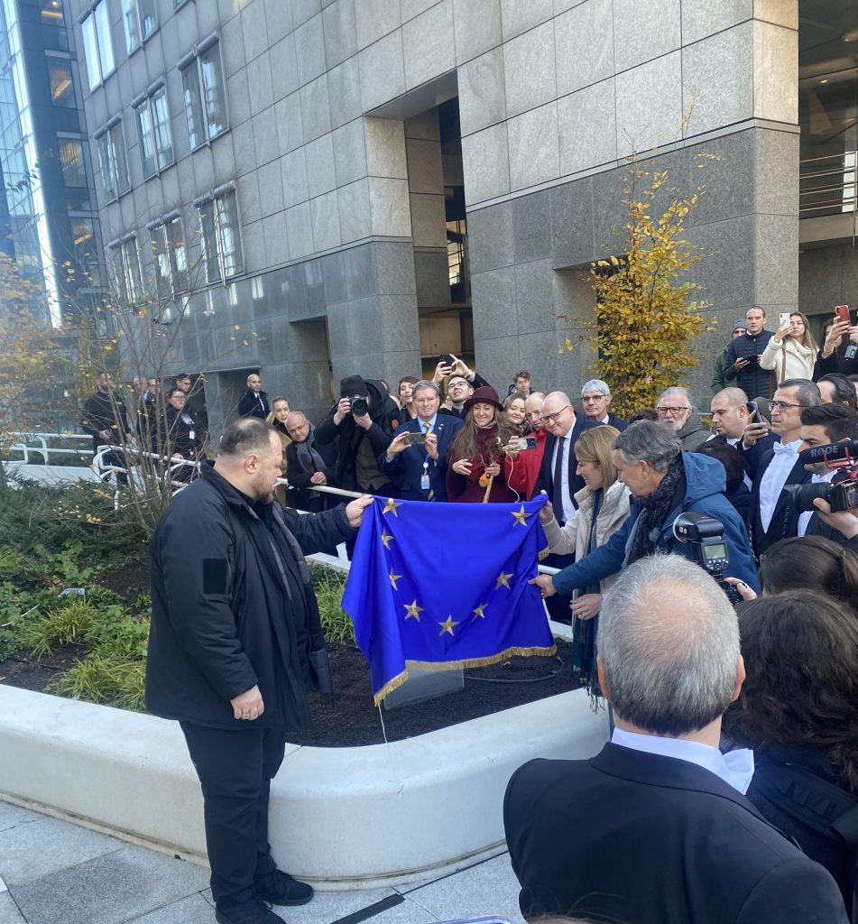 Сьогодні на території Європейського парламенту посадили калину – символ України