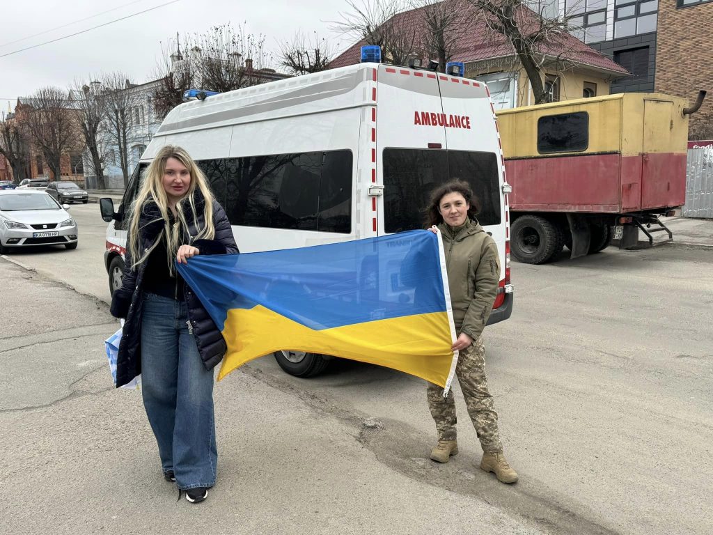 Промоут Юкрейн доставила в Україну швидку для військових медиків, автомобіль позашляховик для спецпризначенців, медикаменти та багатофункціональні ліжка