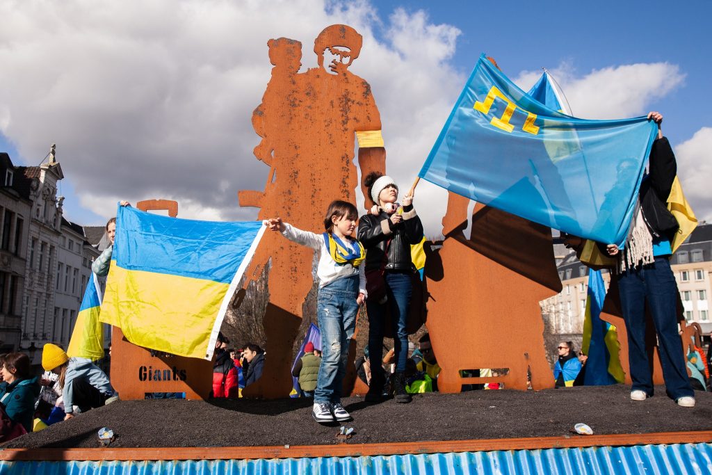 Promote Ukraine thanks Standing with Giants for bringing the installation of a soldier with his family "I want to live" to Brussels