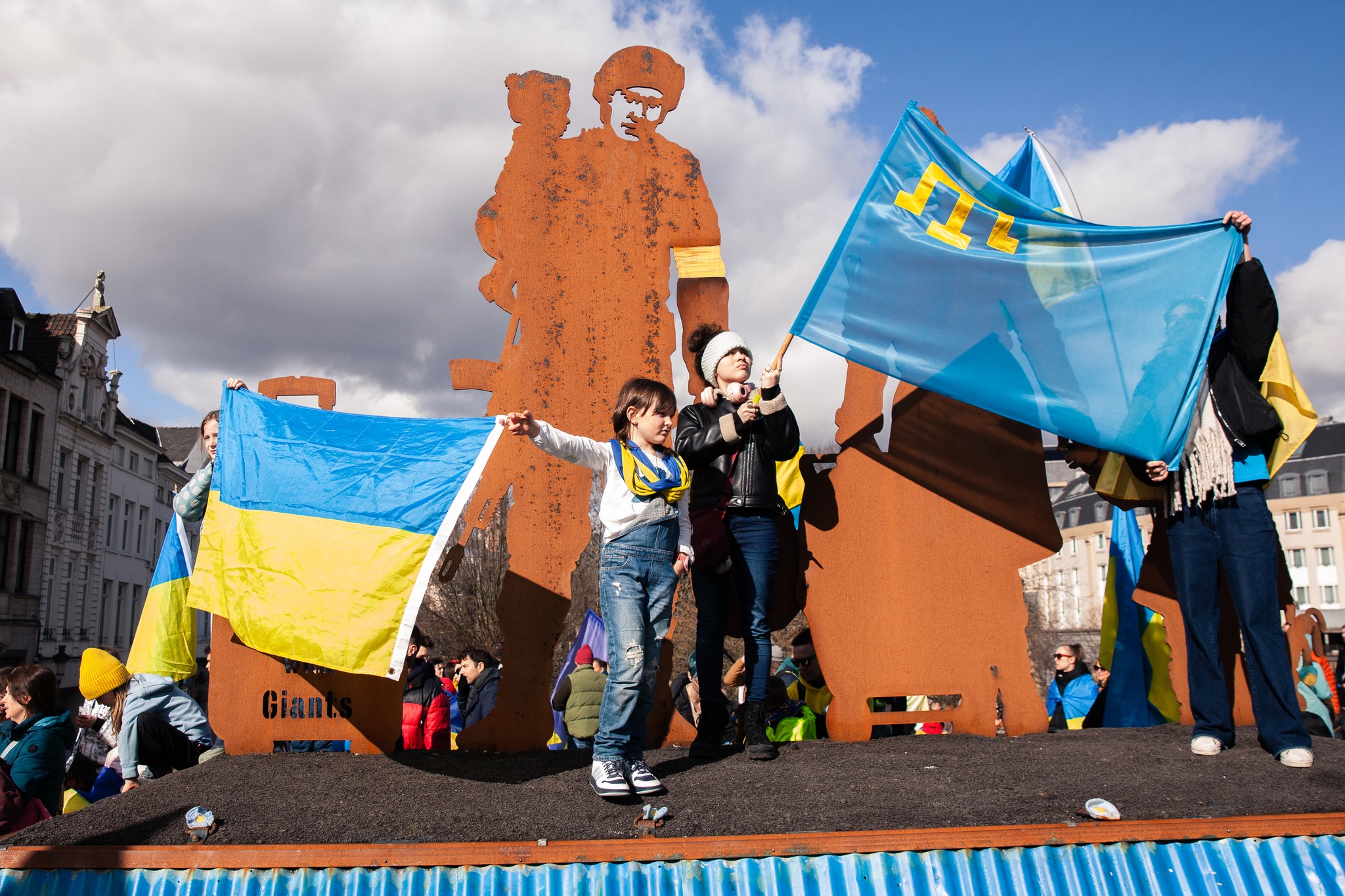 Promote Ukraine thanks Standing with Giants for bringing the installation of a soldier with his family "I want to live" to Brussels