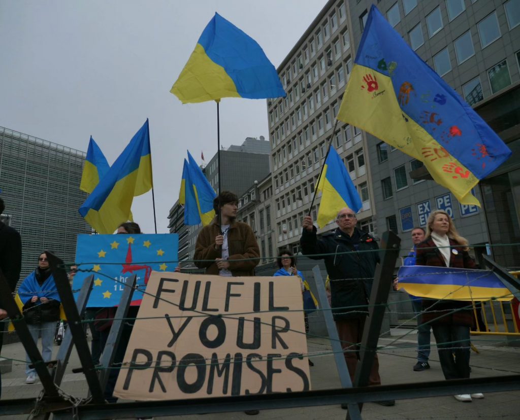 a demonstration in front of Le Berlaymont building which is a part of the Headquarters of the European Commission