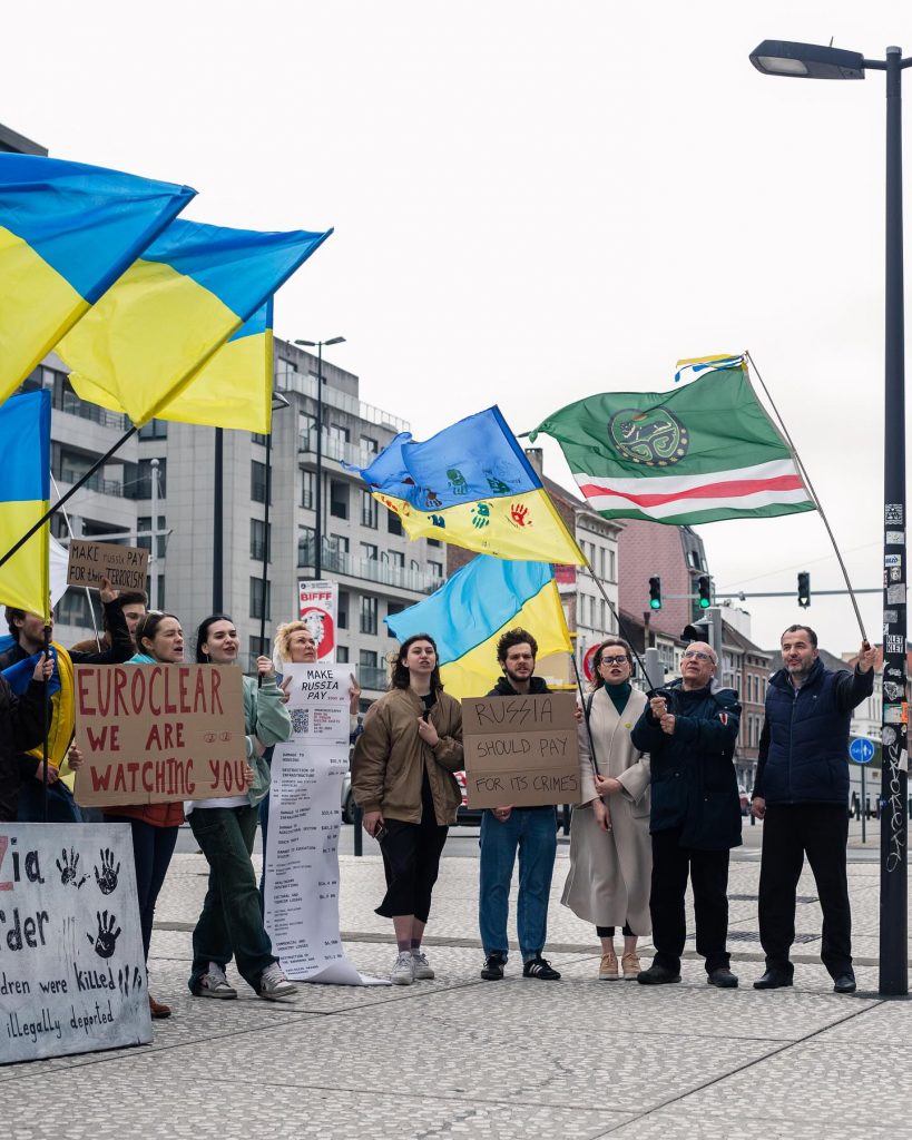Росія має заплатити: демонстрація Промоут Юкрейн з вимогою конфіскувати заморожені російські активи